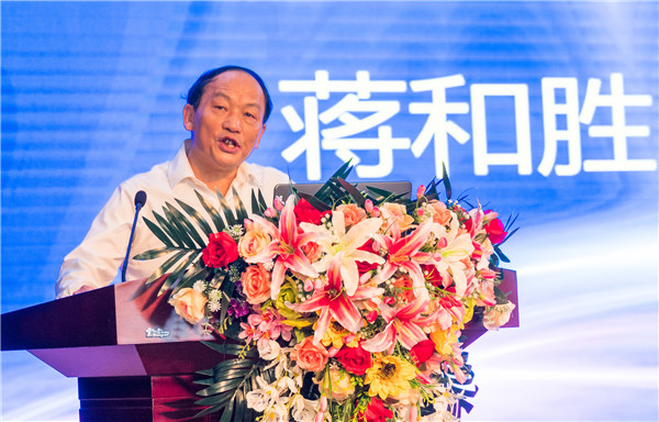 四川大學(xué)黨委委員、經(jīng)濟(jì)學(xué)院教授委員會(huì)主席、博導(dǎo)蔣和勝教授作了《當(dāng)前宏觀經(jīng)濟(jì)形勢(shì)與產(chǎn)業(yè)轉(zhuǎn)型升級(jí)》專題講座.jpg